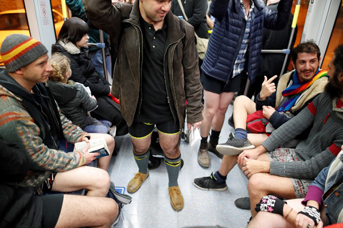 Hàng nghìn người khắp thế giới hưởng ứng ngày Không mặc quần đi tàu điện